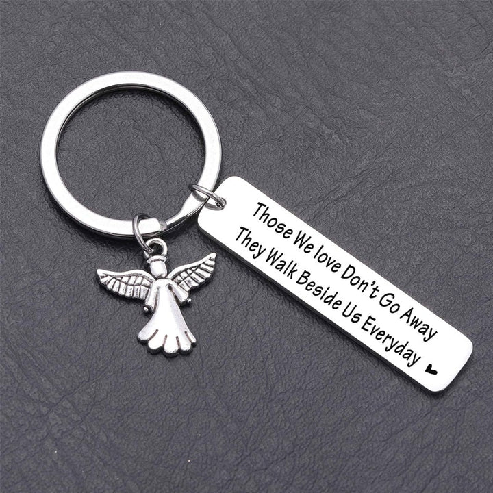 "Nyckelring med silverfärgade änglavingar och hjärta, spegelpolerat stål, elegant souvenir och minnesgåva."