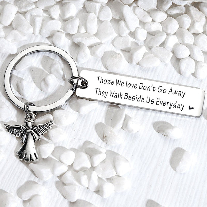 "Nyckelring med silverfärgade änglavingar och hjärta, spegelpolerat stål, elegant souvenir och minnesgåva."