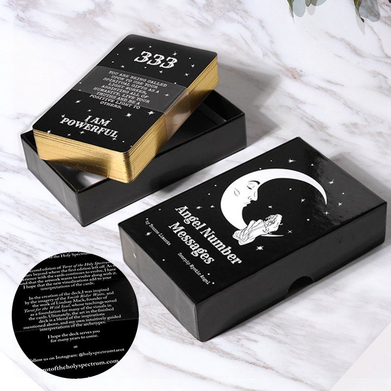 Oraclekort med änglanummer, elegant design, guldförgyllda kanter, erbjuder vägledning och självförstärkning.