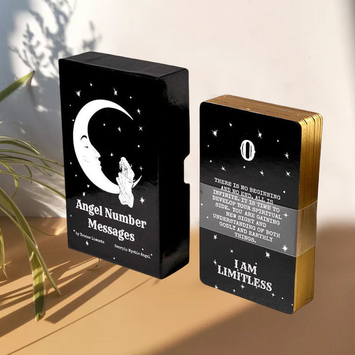 Oraclekort med änglanummer, elegant design, guldförgyllda kanter, erbjuder vägledning och självförstärkning.