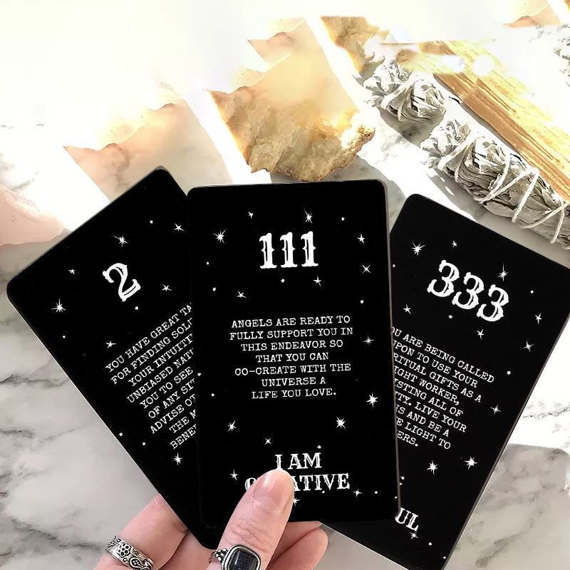Oraclekort med änglanummer, elegant design, guldförgyllda kanter, erbjuder vägledning och självförstärkning.