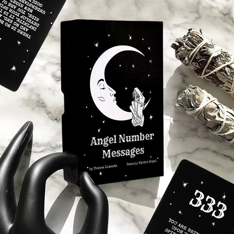 Oraclekort med änglanummer, elegant design, guldförgyllda kanter, erbjuder vägledning och självförstärkning.