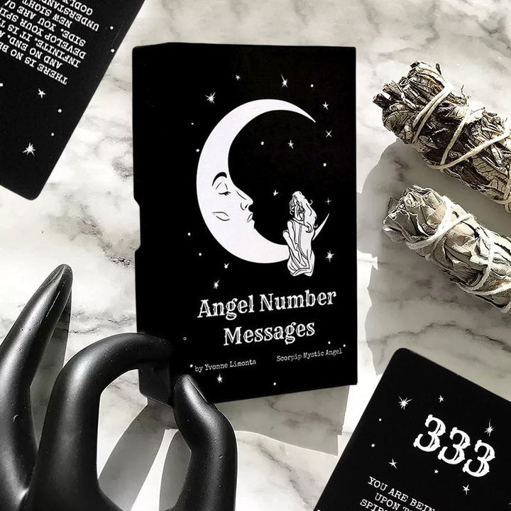 Oraclekort med änglanummer, elegant design, guldförgyllda kanter, erbjuder vägledning och självförstärkning.