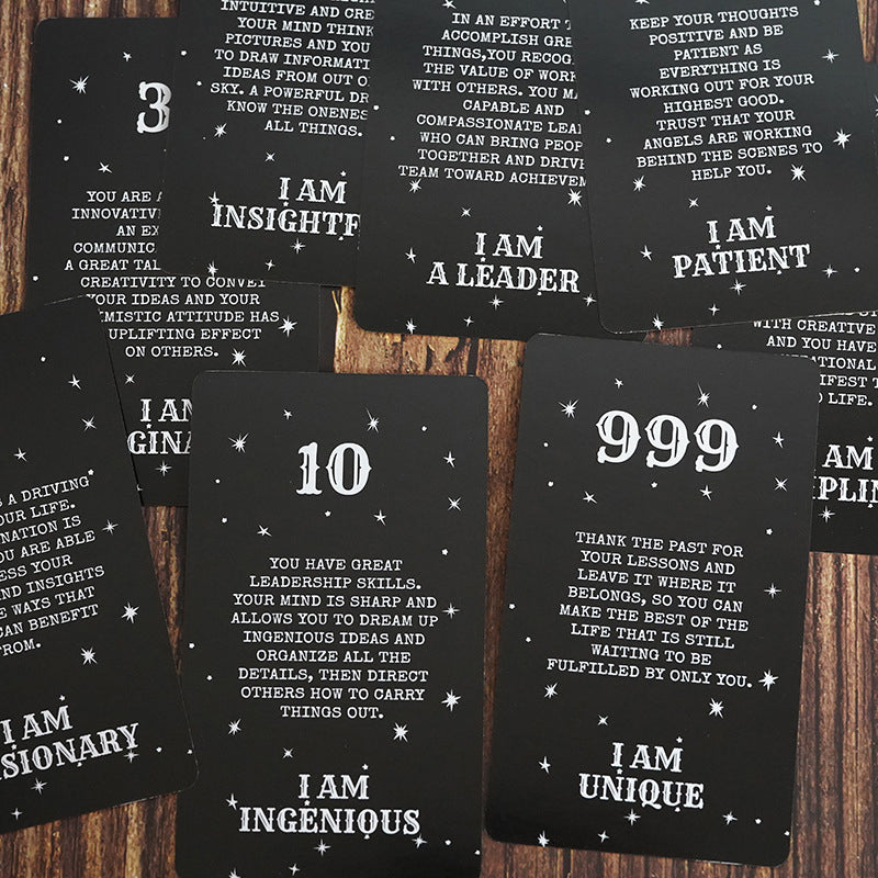 Oraclekort med änglanummer, elegant design, guldförgyllda kanter, erbjuder vägledning och självförstärkning.