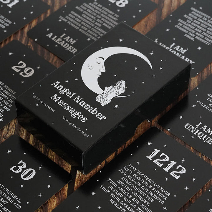Oraclekort med änglanummer, elegant design, guldförgyllda kanter, erbjuder vägledning och självförstärkning.