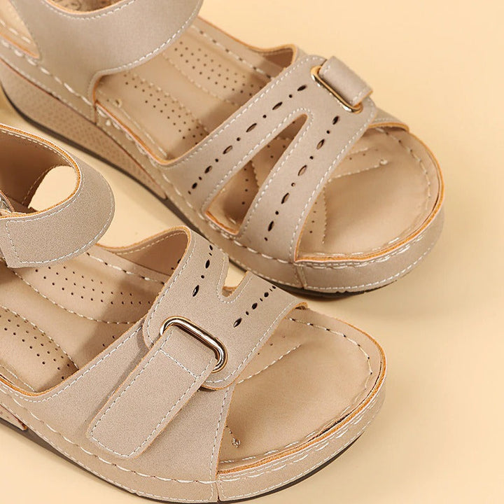 "Ortopediska sandaler för kvinnor med stödjande design, elegant plattform, låg klack, PU-material, komfort och stil."