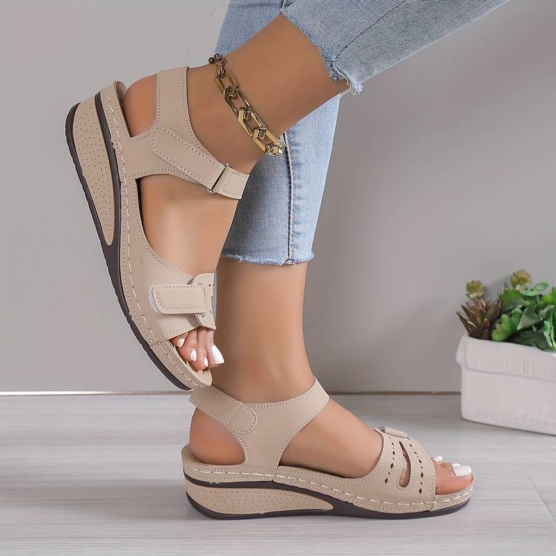 "Ortopediska sandaler för kvinnor med stödjande design, elegant plattform, låg klack, PU-material, komfort och stil."