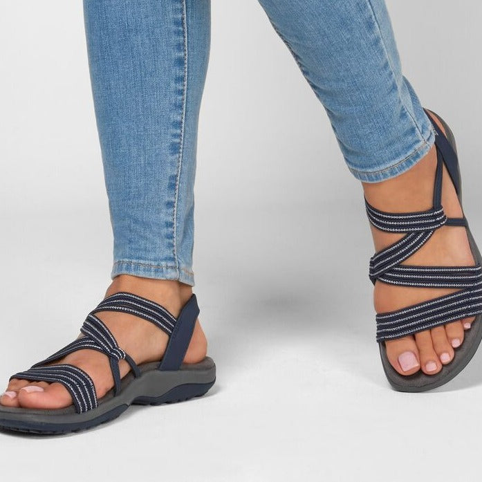 "Ortopediska slip-on damsandaler med justerbara remmar, stödjande fotvalv och anatomisk fotbädd i elegant design."
