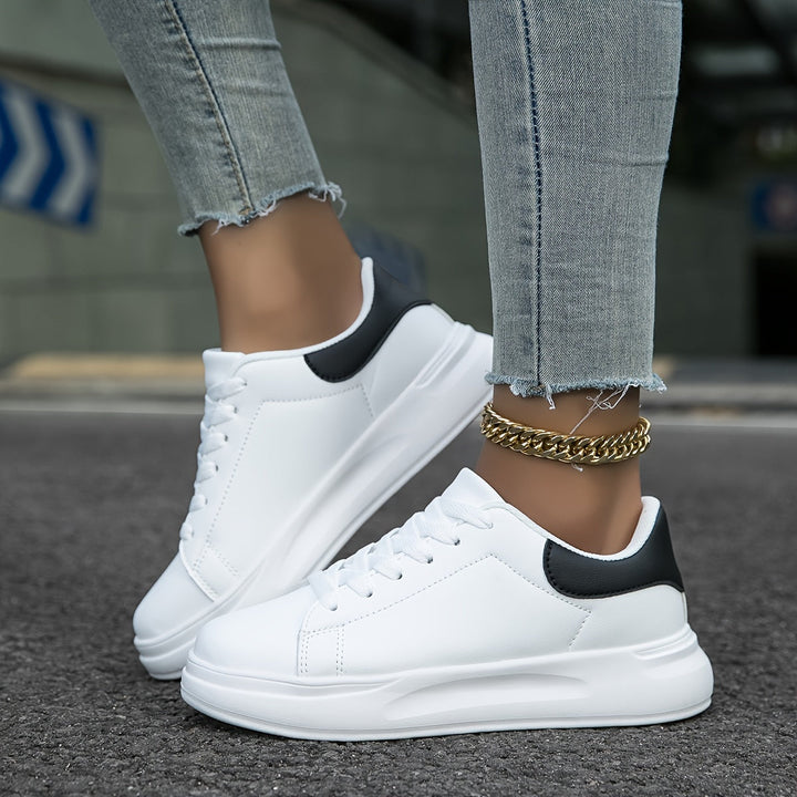 Ortopediska vita sneakers för kvinnor i elegant läderdesign, ger komfort och stil, idealiska för vardagsbruk.