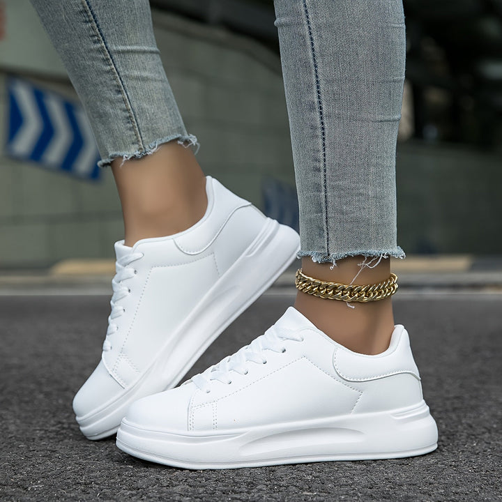 Ortopediska vita sneakers för kvinnor i elegant läderdesign, ger komfort och stil, idealiska för vardagsbruk.