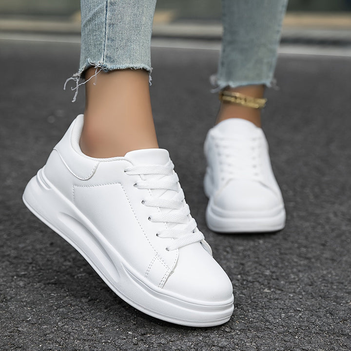 Ortopediska vita sneakers för kvinnor i elegant läderdesign, ger komfort och stil, idealiska för vardagsbruk.