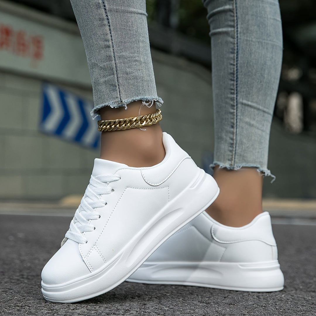 Ortopediska vita sneakers för kvinnor i elegant läderdesign, ger komfort och stil, idealiska för vardagsbruk.
