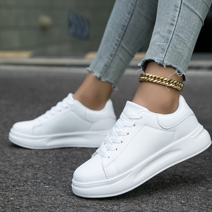 Ortopediska vita sneakers för kvinnor i elegant läderdesign, ger komfort och stil, idealiska för vardagsbruk.