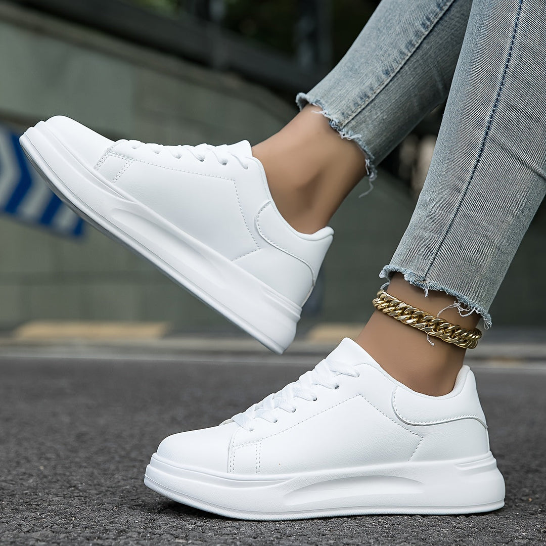 Ortopediska vita sneakers för kvinnor i elegant läderdesign, ger komfort och stil, idealiska för vardagsbruk.