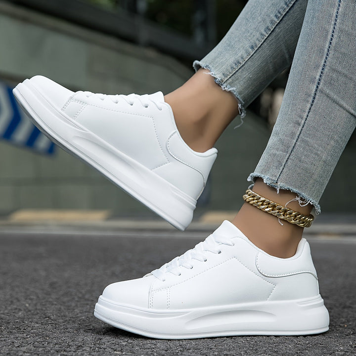 Ortopediska vita sneakers för kvinnor i elegant läderdesign, ger komfort och stil, idealiska för vardagsbruk.