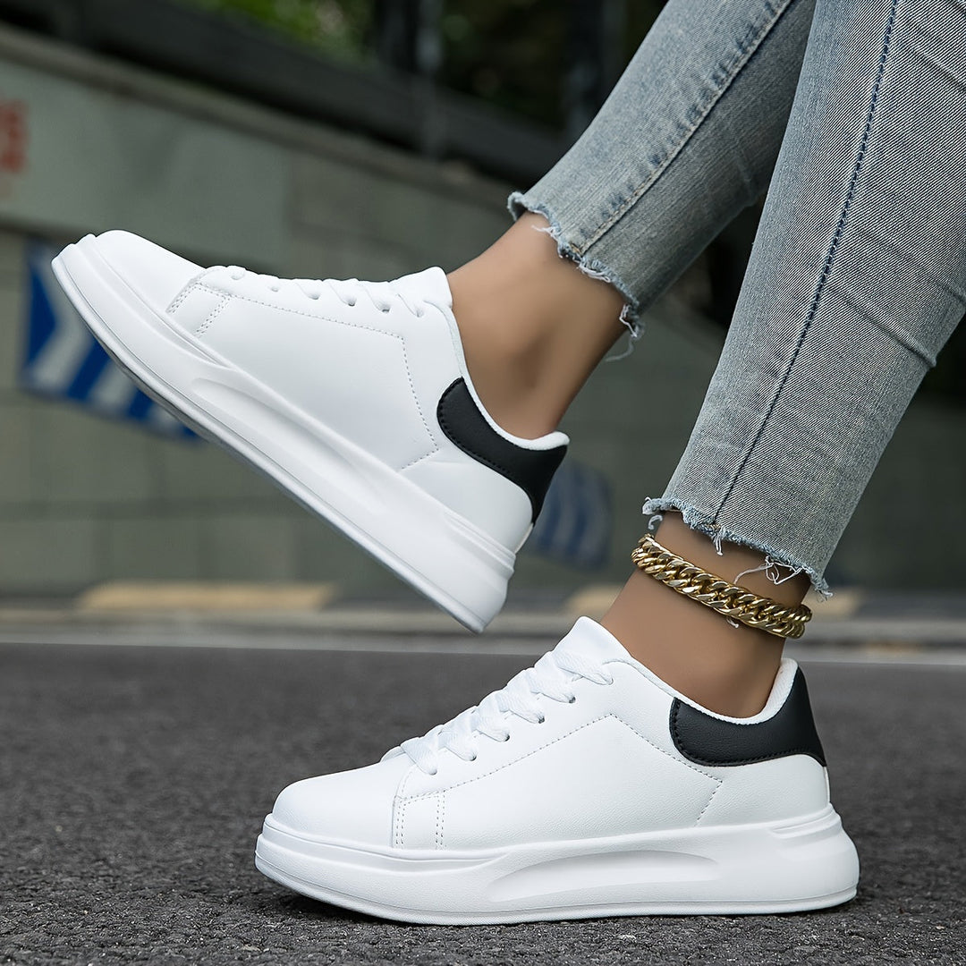 Ortopediska vita sneakers för kvinnor i elegant läderdesign, ger komfort och stil, idealiska för vardagsbruk.