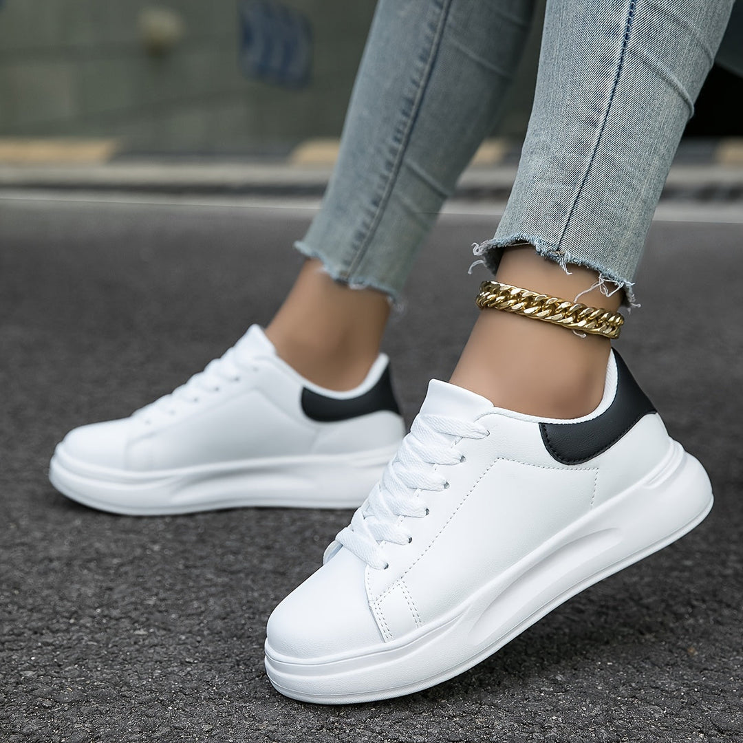Ortopediska vita sneakers för kvinnor i elegant läderdesign, ger komfort och stil, idealiska för vardagsbruk.