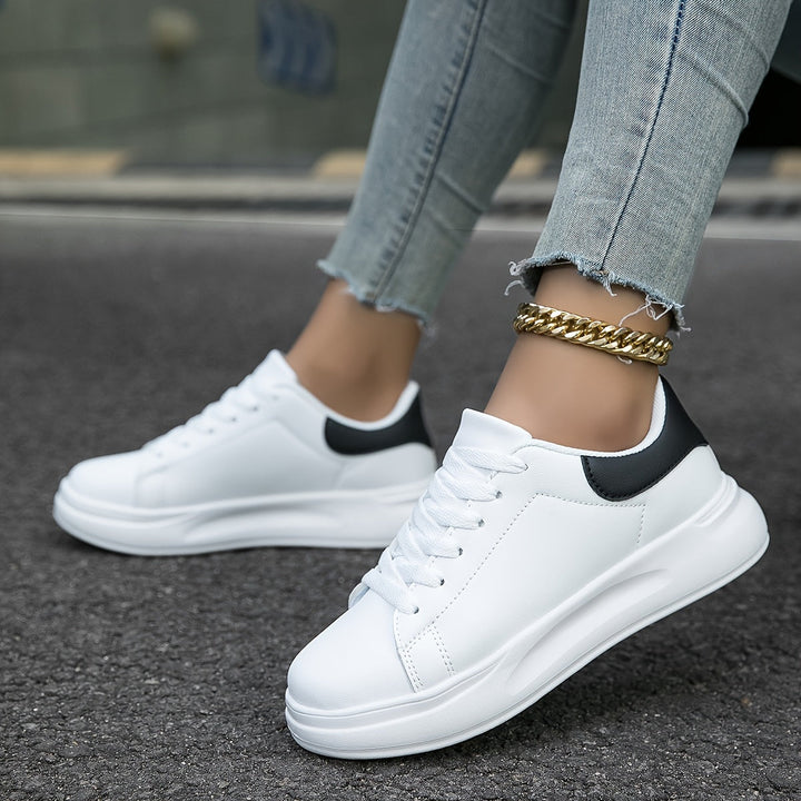 Ortopediska vita sneakers för kvinnor i elegant läderdesign, ger komfort och stil, idealiska för vardagsbruk.