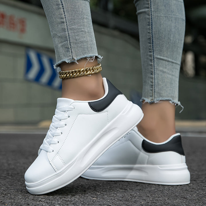 Ortopediska vita sneakers för kvinnor i elegant läderdesign, ger komfort och stil, idealiska för vardagsbruk.