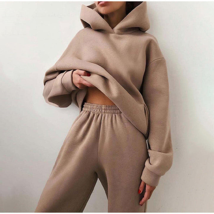 "Oversized beige damträningsdress med high waist byxa och hoodie, idealisk för stil och komfort under träning och avslappning