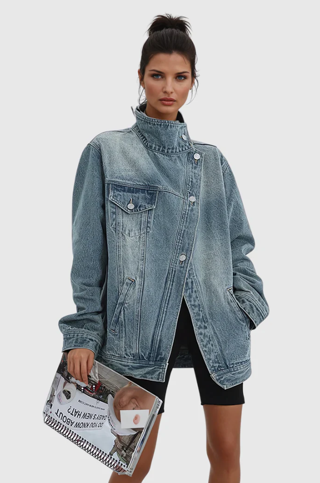 Stilren oversized denimjacka med asymmetrisk kant och hög krage, ett mångsidigt ytterplagg för kvinnor.