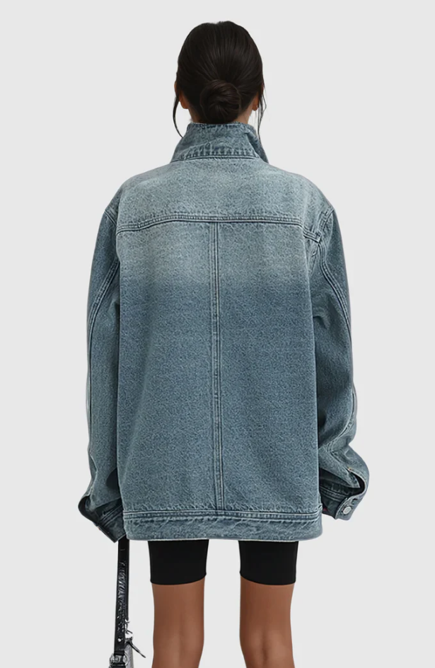 Höstens it-plagg: oversized denimjacka med hög krage och unik asymmetrisk design för dam.