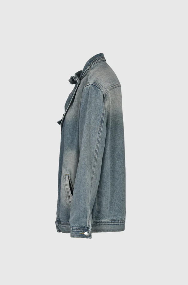 Vårmode: bekväm och stilren oversized denimjacka med hög krage, ett måste i garderoben.