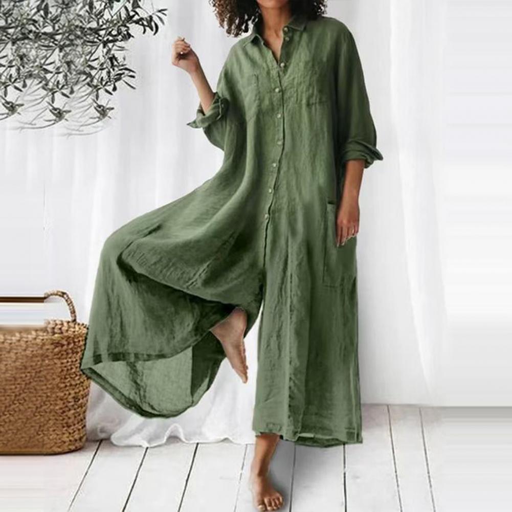 "Oversized jumpsuit i bomull och linne med knappslå framtill och vida ben, chic och avslappnad stil för kvinnor."