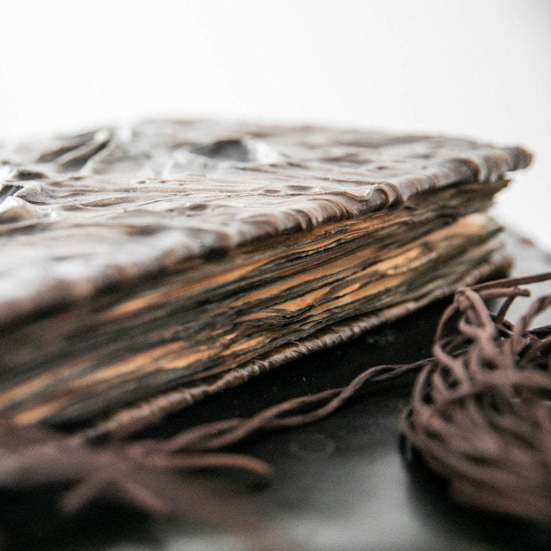 "Pappersdekoration Necronomicon med detaljerad design, mystisk och elegant för unik heminredning, 15x25cm, 220g."
