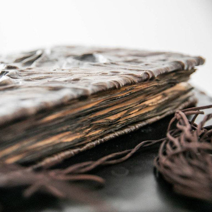 "Pappersdekoration Necronomicon med detaljerad design, mystisk och elegant för unik heminredning, 15x25cm, 220g."