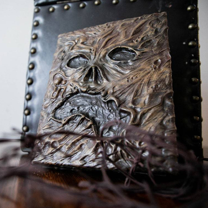 "Pappersdekoration Necronomicon med detaljerad design, mystisk och elegant för unik heminredning, 15x25cm, 220g."