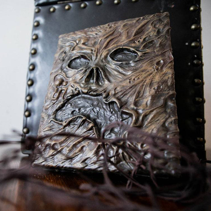 "Pappersdekoration Necronomicon med detaljerad design, mystisk och elegant för unik heminredning, 15x25cm, 220g."