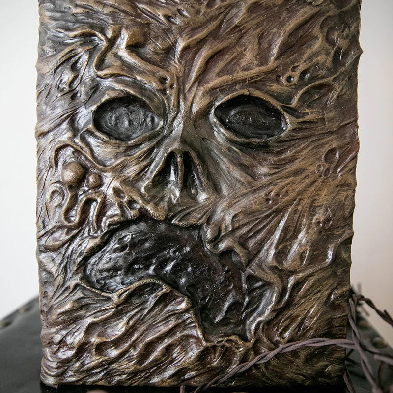 "Pappersdekoration Necronomicon med detaljerad design, mystisk och elegant för unik heminredning, 15x25cm, 220g."