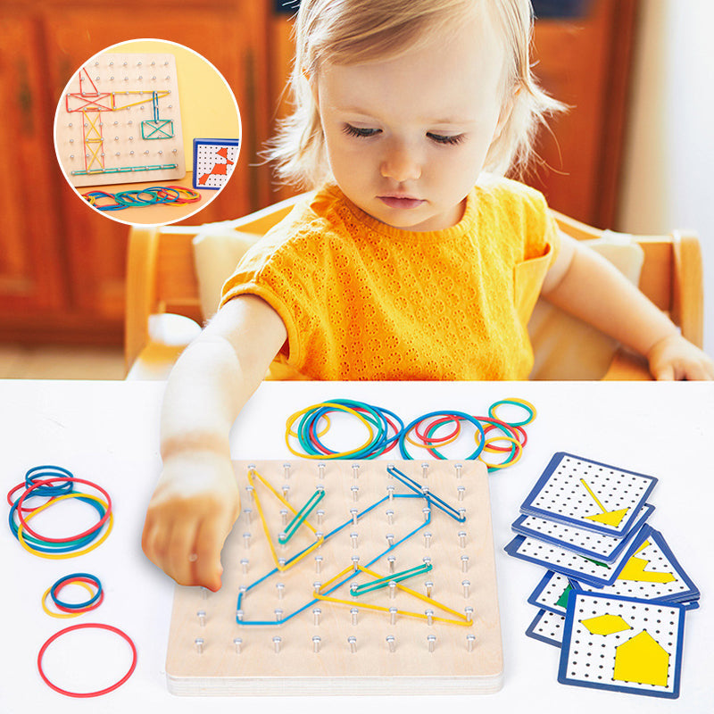 "Pedagogisk träleksak geoboard för barn med mönsterkort och färgade gummiband, utvecklar finmotorik och kreativitet."