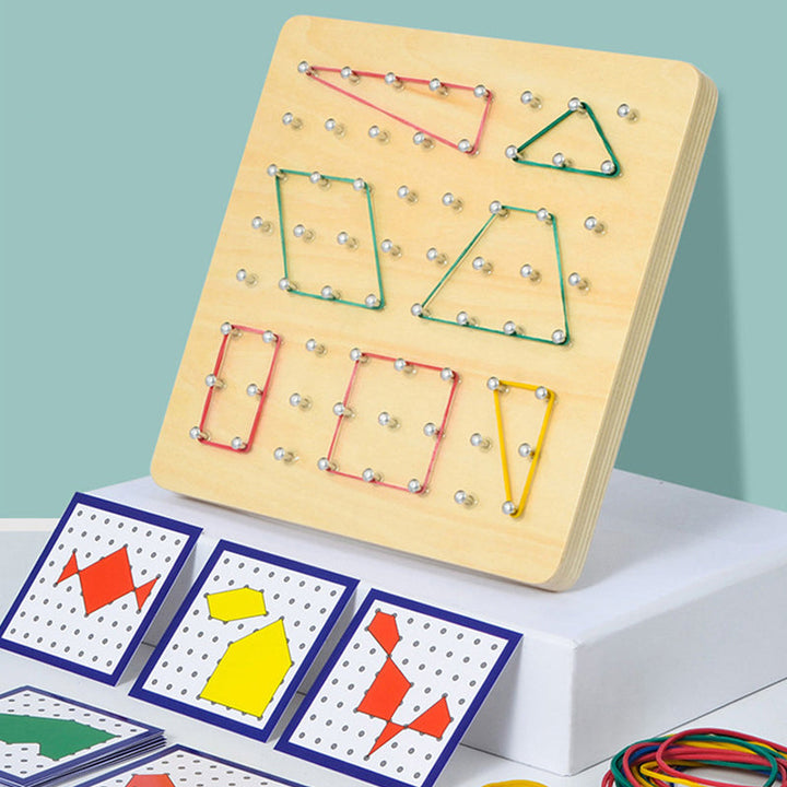 "Pedagogisk träleksak geoboard för barn med mönsterkort och färgade gummiband, utvecklar finmotorik och kreativitet."