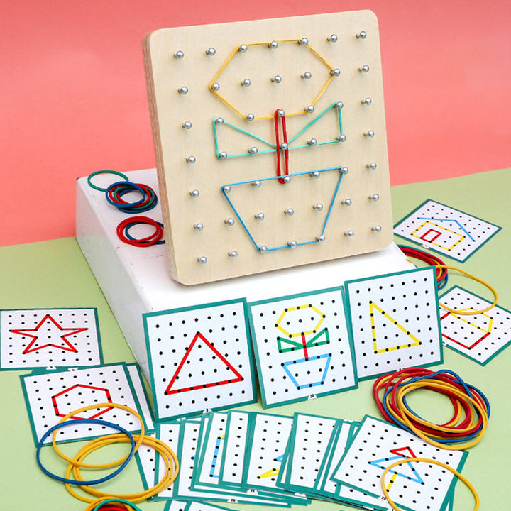 "Pedagogisk träleksak geoboard för barn med mönsterkort och färgade gummiband, utvecklar finmotorik och kreativitet."