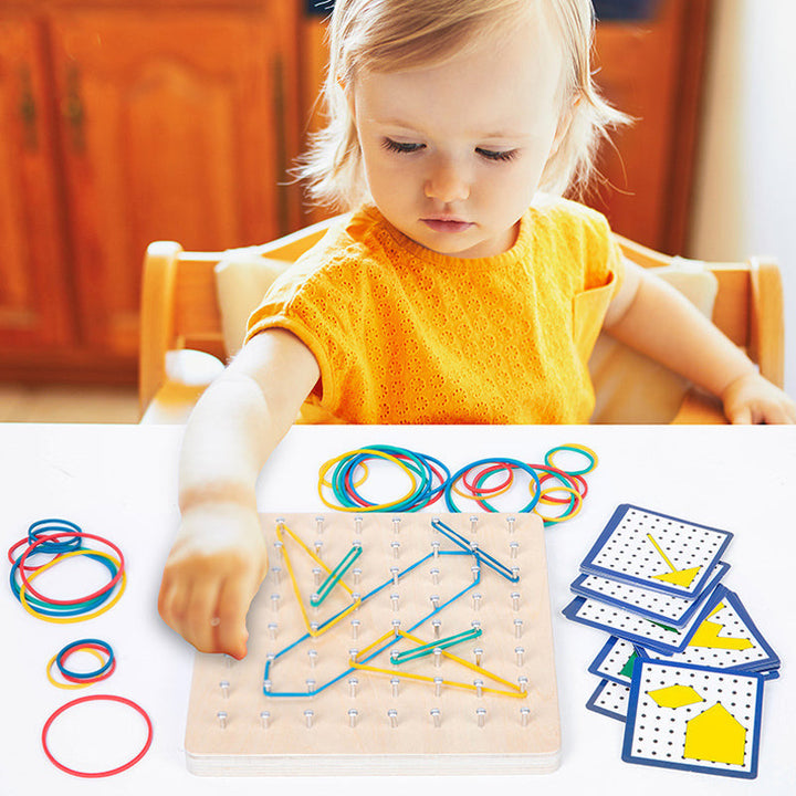 "Pedagogisk träleksak geoboard för barn med mönsterkort och färgade gummiband, utvecklar finmotorik och kreativitet."