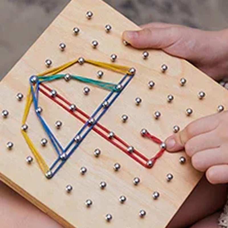 "Pedagogisk träleksak geoboard för barn med mönsterkort och färgade gummiband, utvecklar finmotorik och kreativitet."