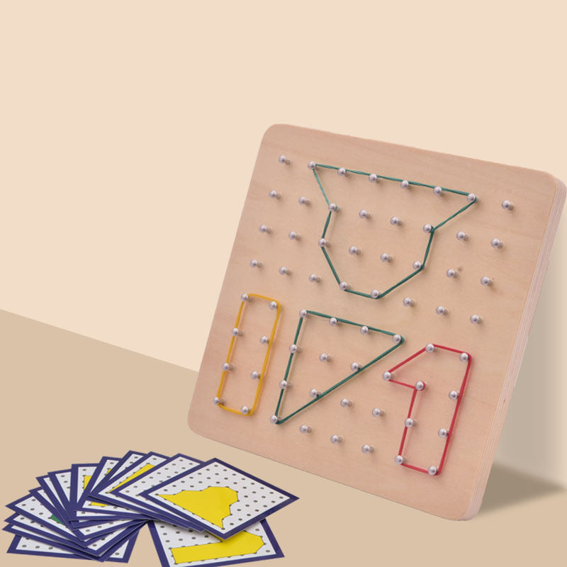 "Pedagogisk träleksak geoboard för barn med mönsterkort och färgade gummiband, utvecklar finmotorik och kreativitet."