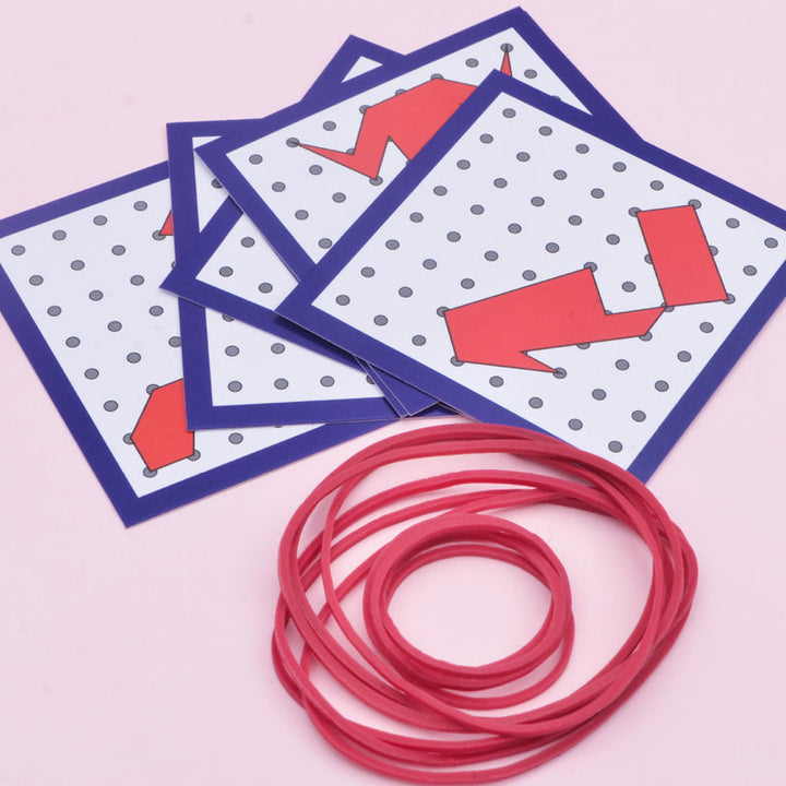 "Pedagogisk träleksak geoboard för barn med mönsterkort och färgade gummiband, utvecklar finmotorik och kreativitet."