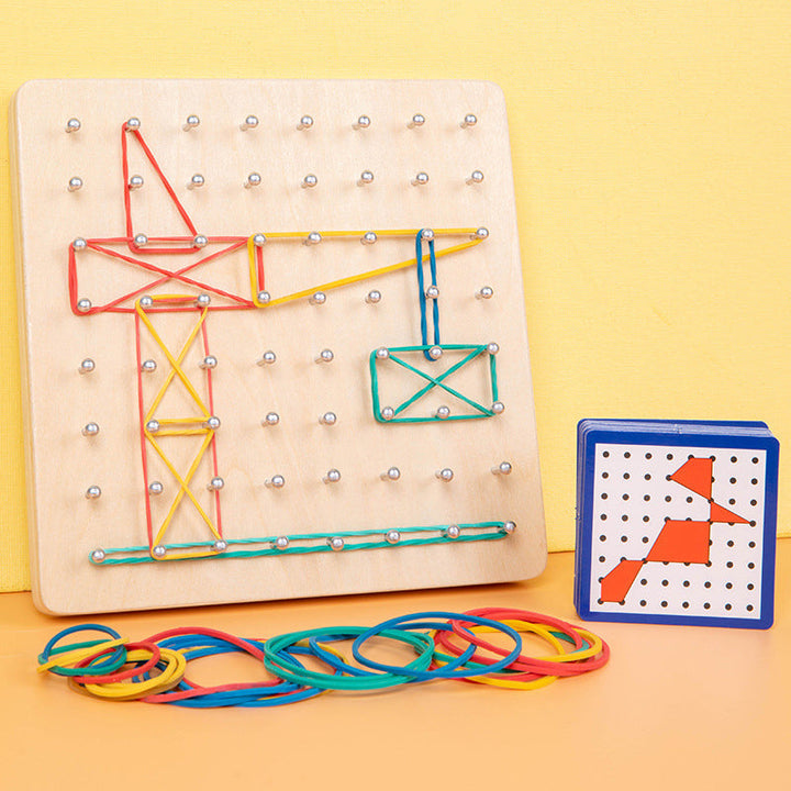 "Pedagogisk träleksak geoboard för barn med mönsterkort och färgade gummiband, utvecklar finmotorik och kreativitet."
