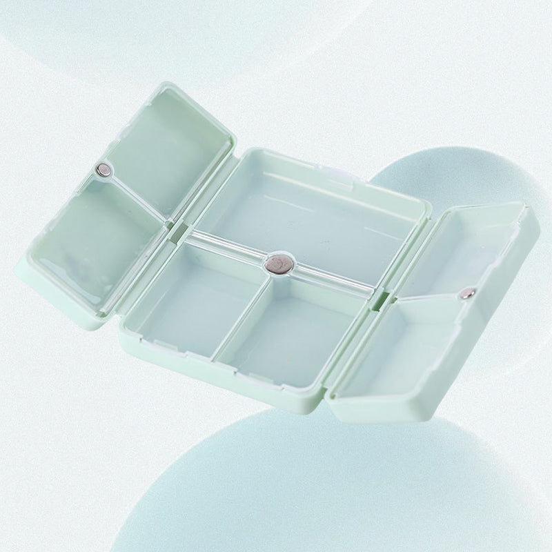 "Pillerfodral med 7 fack i olika färger, magnetisk stängning, kompakt för resor."