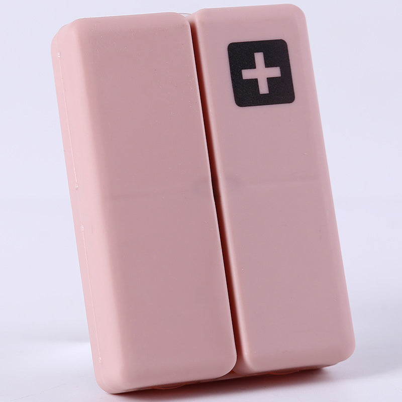 "Pillerfodral med 7 fack i olika färger, magnetisk stängning, kompakt för resor."