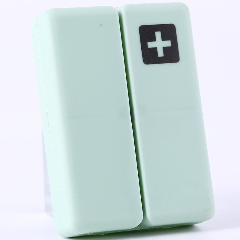 "Pillerfodral med 7 fack i olika färger, magnetisk stängning, kompakt för resor."