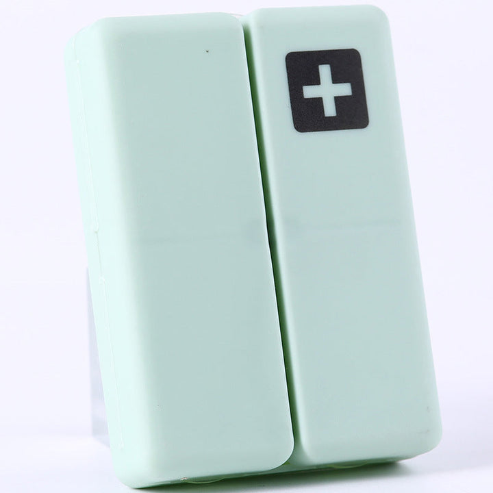 "Pillerfodral med 7 fack i olika färger, magnetisk stängning, kompakt för resor."