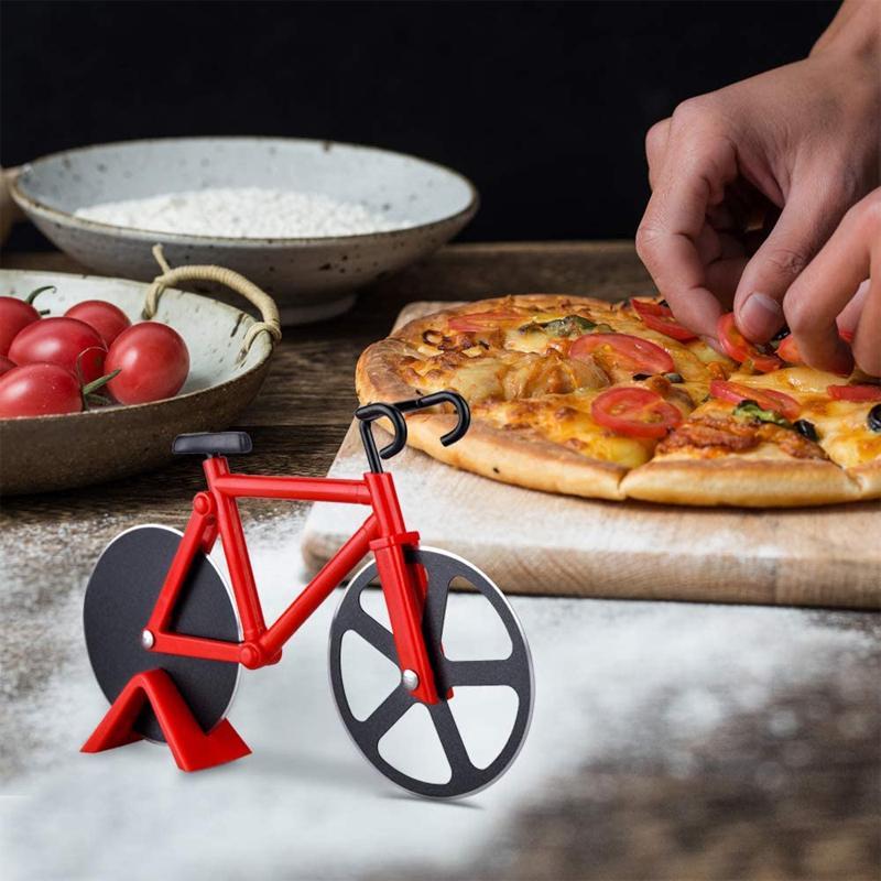 "Pizzaskärare i rostfritt stål, cykelformad, färgglad design, perfekt för köket, rolig och praktisk kökspryl 125x114 mm."