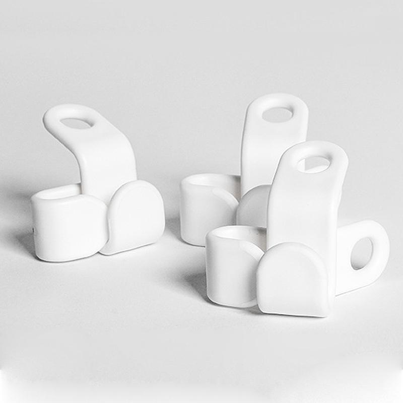 "Plastkrokar för klädgalgar i vit ABS-plast, rundade hörn, organiserar kläder och maximerar garderobsutrymme."
