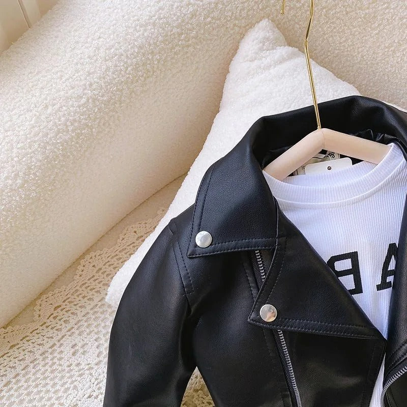 Mångsidig pojkars mockaläderjacka med dragkedja, i varm brun nyans för höst och vinterutflykter