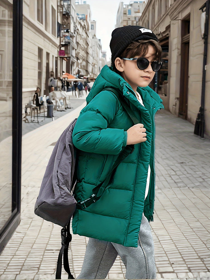 Närbild av den slitstarka dragkedjan på pojkjackan, idealisk för vår- och höstväder.