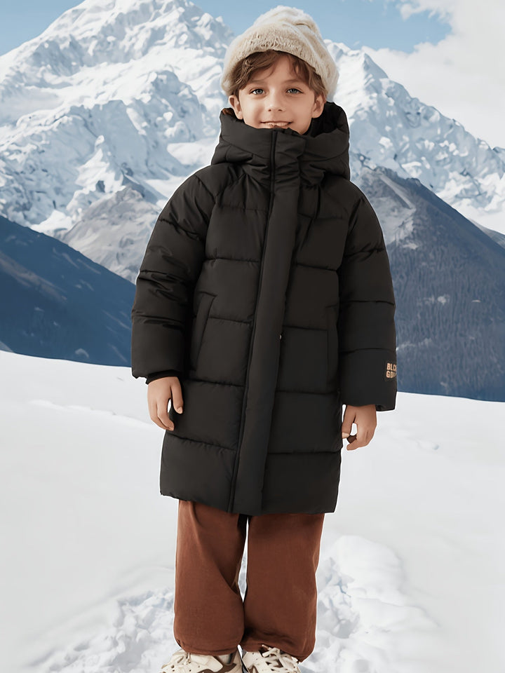 Fullängdsbild av pojkjacka, vattenavvisande med dragkedja, bekväm för aktiva barn.